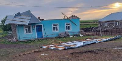 Kars'ta şiddetli rüzgar çatıları uçurdu