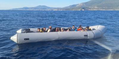 İzmir açıklarında 80 düzensiz göçmen yakalandı