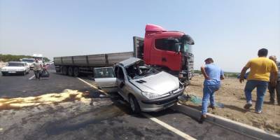 Manisa'da tırla çarpışan otomobildeki 3 kişi yaralandı