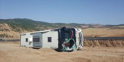 Bingöl'de yolcu otobüsünün devrilmesi sonucu 14 kişi yaralandı