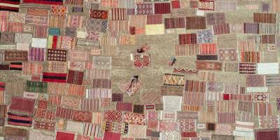 Tarlalardaki halılar kadın işçilerin emekleriyle pastelleşiyor