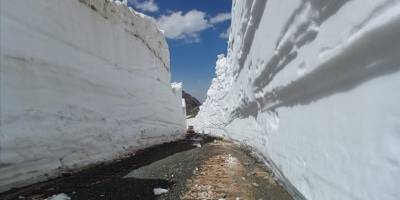 Hakkari'de kardan kapanan üs bölgesinin yolunda çalışmalar sürüyor