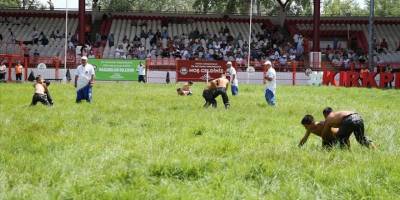 Kırkpınar Yağlı Güreşleri'nin ikinci günü, minik boy pehlivanların müsabakalarıyla başladı