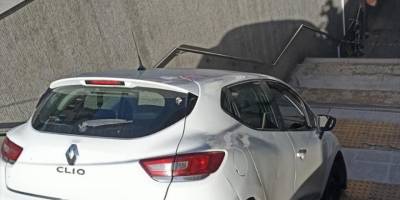 Ankara'da kontrolden çıkan otomobil, Kızılay'daki metro istasyonu girişine düştü