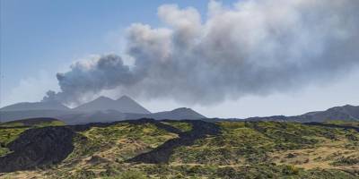 İtalya'da Etna Yanardağı kül ve lav püskürtmeye devam ediyor
