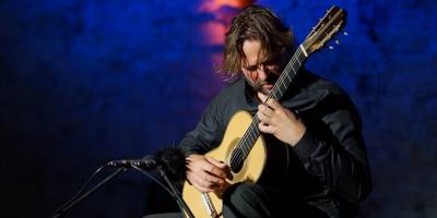 Gitarist Marcin Dylla, Çeşme Kalesi'nde konser verdi