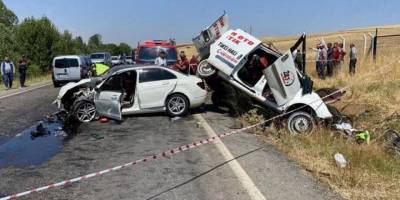 Yozgat'ta hafif ticari araçla otomobilin çarpıştığı kazada 3 kişi öldü
