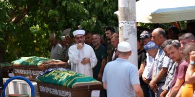 İzmir'de hemzemin geçitteki kazada ölen 3 kişinin cenazesi defnedildi