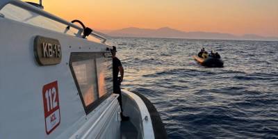 Dalaman açıklarında sürüklenen bottaki 24 düzensiz göçmen kurtarıldı