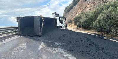 Kocaeli'de devrilen tır nedeniyle D-100 kara yolu İstanbul istikameti ulaşıma kapandı