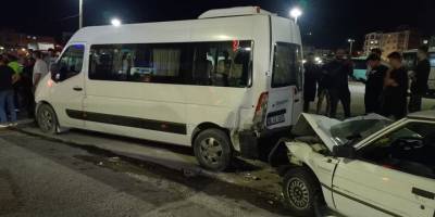 Manisa'da otomobil 3 araca çarptı, 10 kişi yaralandı