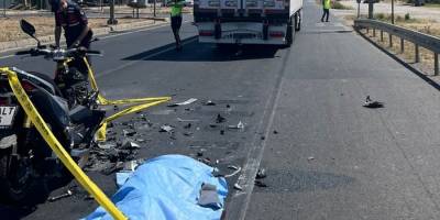 Manisa'da tıra çarpan motosikletin sürücüsü öldü