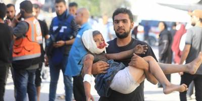 İsrail'in Gazze'de zorla yerinden edilenlerin sığındığı iki okula düzenlediği saldırıda 30 kişi hayatını kaybetti