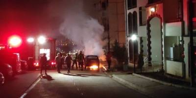 Park halindeki otomobil alev alev yandı