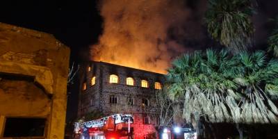 İzmir'de tarihi binanın çatısında çıkan yangın söndürüldü