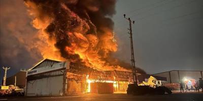 Hatay'da lastik deposunda çıkan yangın kontrol altına alındı
