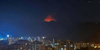 İzmir'in Karşıyaka ilçesinde çıkan orman yangınına müdahale sürüyor