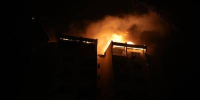 Karşıyaka'da binanın çatısına sıçrayan yangın söndürüldü