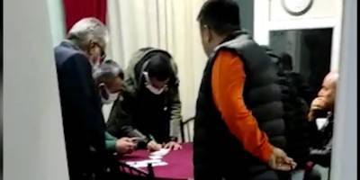 Apartman dairesini kahvehaneye çevirip kumar oynayan 20 kişiye 125 bin lira ceza
