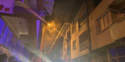 Manisa'da 3 katlı binanın çatı katında çıkan yangın söndürüldü