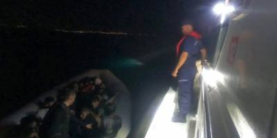 İzmir açıklarında 21 düzensiz göçmen kurtarıldı