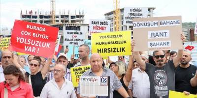 İzmir'de kentsel dönüşüm projesi hak sahipleri yol keserek eylem yaptı