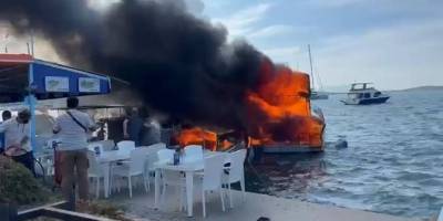 Ayvalık'ta gezi teknesi yandı