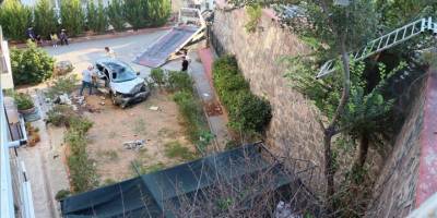 İzmir'de apartmanın bahçesine düşen otomobildeki 2 kişi yaralandı