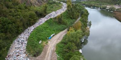 Bartın'da vahşi depolama alanının dolması nedeniyle çöplerin yola dökülmesine inceleme