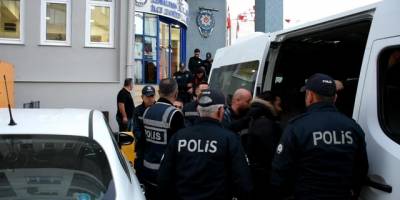 İzmir'de yabancı uyruklu kişileri gasbeden 5 şüpheli tutuklandı