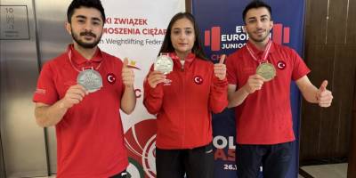 Genç milli haltercilerin Varşova'da madalya mutluluğu