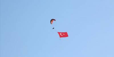Kaş'ta 101 paraşütçü "Cumhuriyet'in 101. yılı" için gökyüzünde bayrak açtı