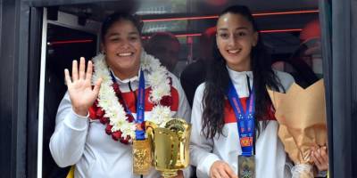 Dünya Gençler Boks Şampiyonası'ndan madalyayla dönen Havvanur ve Dilara, coşkuyla karşılandı