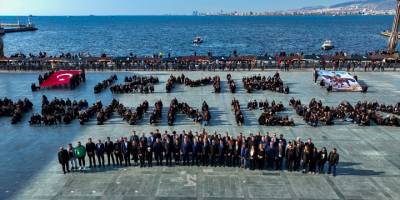 İzmir'de "Ata'ya Saygı Yürüyüşü" ile koreografi düzenlendi