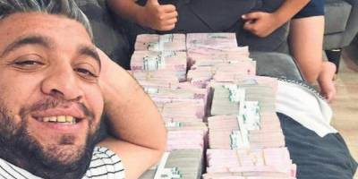 Paralarının üstüne yattı!