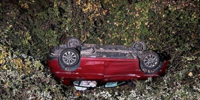 Anadolu Otoyolu'nun Sakarya kesiminde şarampole devrilen otomobildeki 2 kişi yaralandı