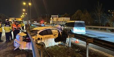 Anadolu Otoyolu'nda bariyere çarpan otomobil ulaşımı aksattı