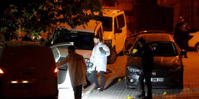 Esenyurt'ta hareketli dakikalar: Kardeşini öldürdü, kendisini eve kilitledi