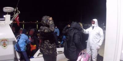 Ayvalık’ta batmak üzere olan lastik bottaki 36 göçmen kurtarıldı