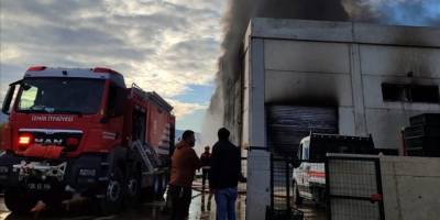 İzmir'de plastik kasa üretilen fabrikada çıkan yangın söndürüldü