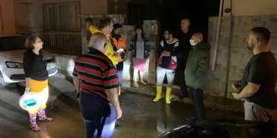 İzmir'deki kuvvetli yağış su baskınlarına neden oldu