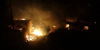 Uşak’ta çıkan yangında 2 ev ve 1 ahır kül olurken çok sayıda koyun ve kuzu telef oldu