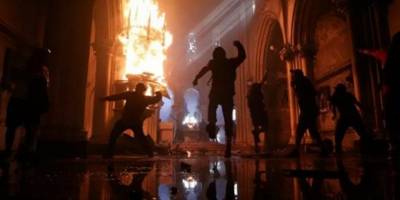 Şili’de bir kilise yakıldı