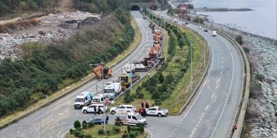 Artvin'de heyelan sonucu kapanan Karadeniz Sahil Yolu'nda çalışmalar devam ediyor