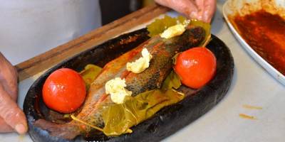 Turistlerin gözdesi asırlık asma yaprağında alabalık