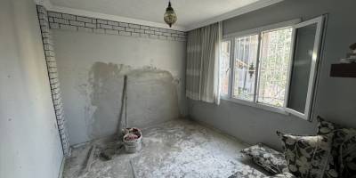 İzmir'de duvarını kısmen yıktıkları yan daireden hırsızlık yapan 2 zanlıdan biri tutuklandı