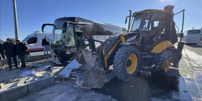 Nevşehir'de turistleri taşıyan otobüs iş makinesine çarptı, 6 kişi yaralandı