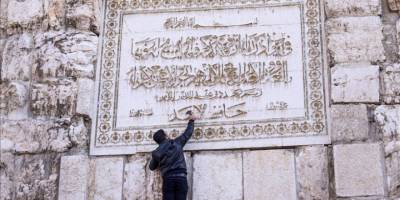 Hafız Esed'in, Şam'da Emevi Camisi'nin duvarındaki ismi çekiçle kazındı