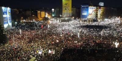 Sırbistan'daki hükümet karşıtı öğrenci gösterisine on binlerce kişi destek verdi