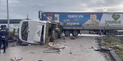 Balıkesir'de okul servisi ile tırın çarpışması sonucu 26 kişi yaralandı